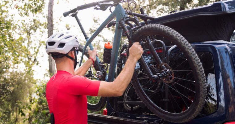 Cómo elegir el mejor accesorio para transportar tus objetos en el coche: portabicicletas, cofres de techo, portaesquís y más