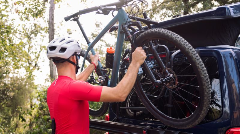 Cómo elegir el mejor accesorio para transportar tus objetos en el coche: portabicicletas, cofres de techo, portaesquís y más
