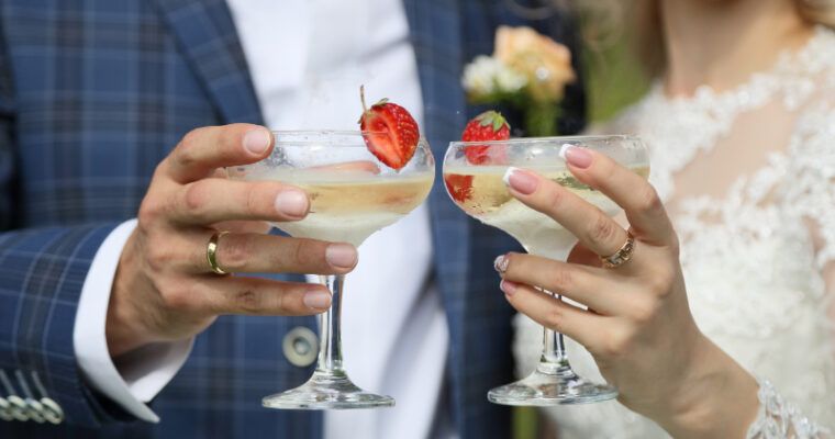Coctelería para bodas: el detalle que convierte tu evento en una experiencia inolvidable