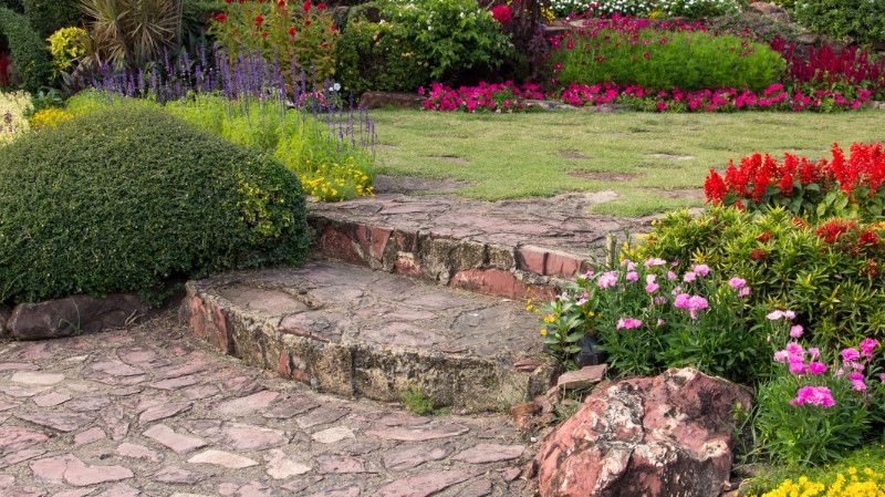 ¿Pensando en renovar tu jardín? Claves para un diseño bonito, funcional y duradero