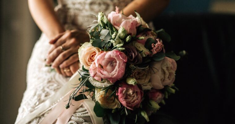 Ramos de novia sencillos y elegantes: claves para acertar con tu elección floral