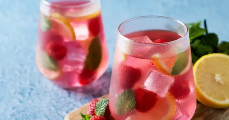 Limonadas caseras naturales: recetas fáciles con lima, frambuesa, arándanos y hierbabuena (estilo Viena)