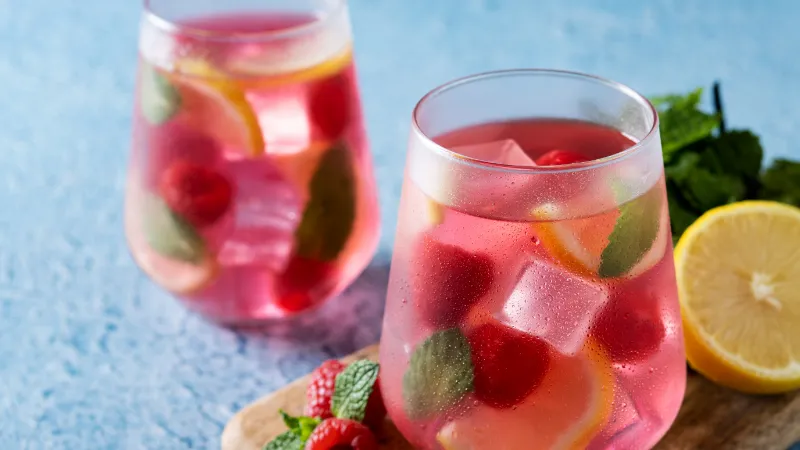 Limonadas caseras naturales: recetas fáciles con lima, frambuesa, arándanos y hierbabuena (estilo Viena)
