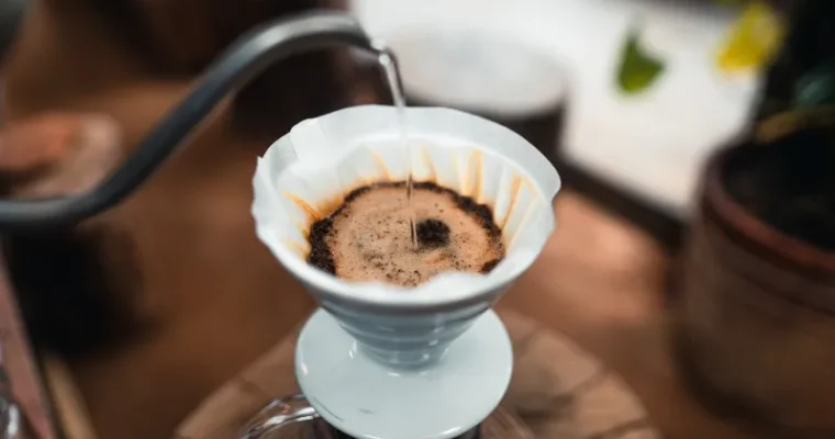 Cafetera V60: qué es, cómo funciona y cómo preparar café como en los K-dramas