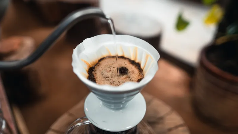 Cafetera V60: qué es, cómo funciona y cómo preparar café como en los K-dramas